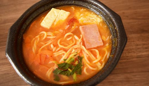 【ファミマ新商品】“辛ラーメン”並の激辛度！ 韓国の鍋料理「プデチゲ」実食レビュー