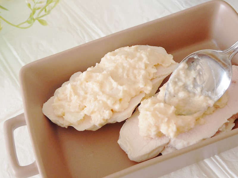 「国産鶏のサラダチキン 淡路島の藻塩」を並べ、その上に「北海道じゃがいもの明太ポテトサラダ」を盛りつけていきます。